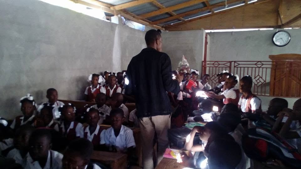 Animation de lecture en soirée dans une salle de classe