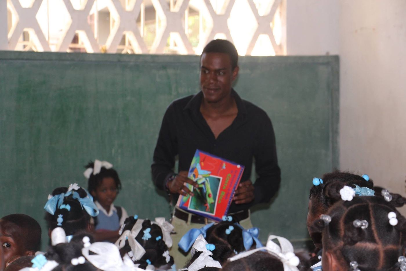 Présentation d'un livre illustré à un groupe d'élèves